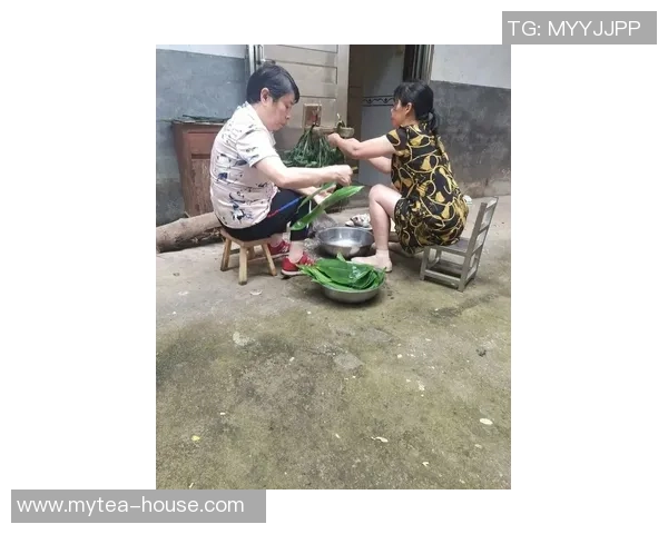 外国足球明星体验传统文化品尝粽子感受端午节的魅力与美味