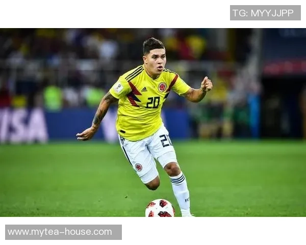 足球明星意外抢镜路人瞬间引发热议网友纷纷点赞称其亲民魅力十足