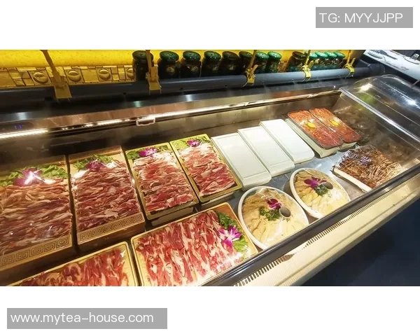 足球明星畅享自助餐美食盛宴与球迷共享欢乐时光