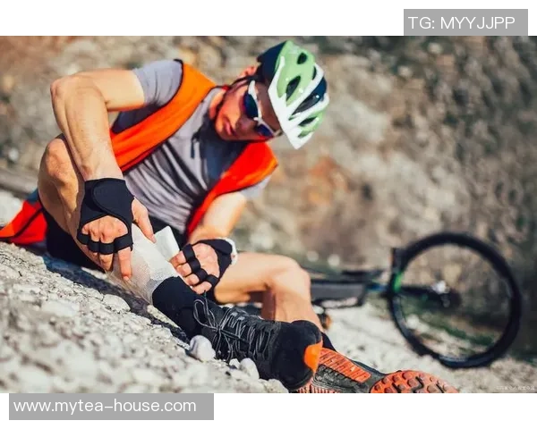 足球明星骑行探险，享受自然与运动的完美结合，释放压力与激情