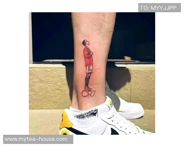 足球明星小腿上的纹身故事揭示了他们的个性与信仰背后的深意